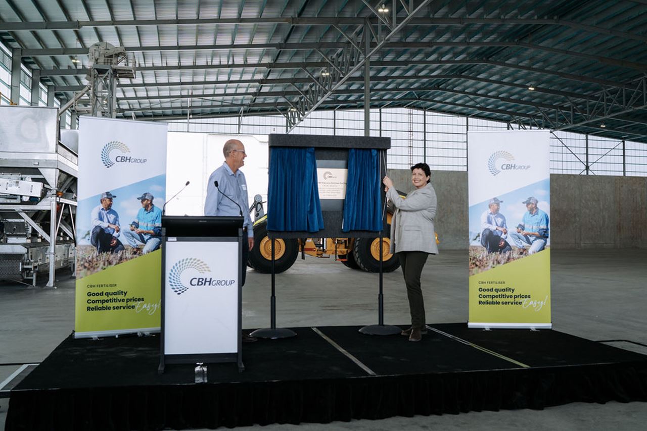 Chair Simon Stead and Minister for Agriculture unveil plaque at the Kwinana Fertiliser Facility